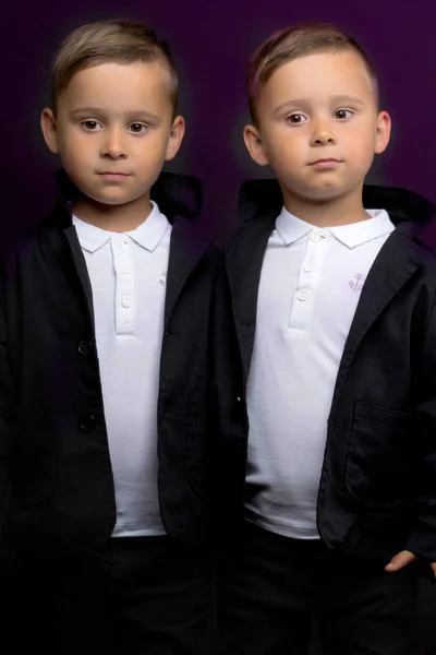 Dva krásné kluky v černých oblecích — Stock fotografie