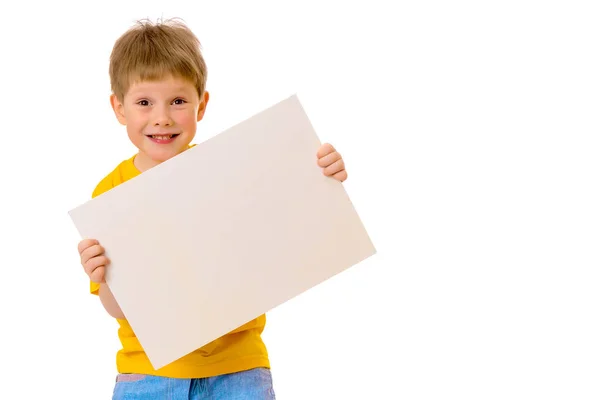 Un niño pequeño está mirando detrás de una pancarta vacía . —  Fotos de Stock