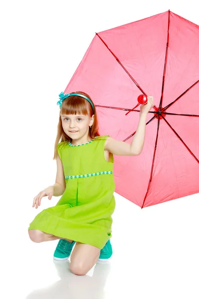Güneş ve yağmur altında kırmızı şemsiye, kapalı kız. — Stok fotoğraf