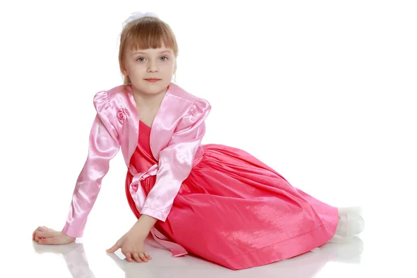 Kleines blondes Mädchen im roten Kleid. — Stockfoto