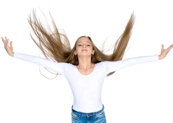 Uma menina corrige o cabelo . — Fotografia de Stock