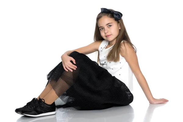 Nastoletni Dziewczyna siedzi na podłodze. — Zdjęcie stockowe