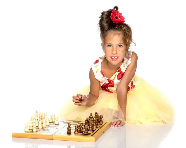 Satranç oynayan küçük kız — Stok fotoğraf