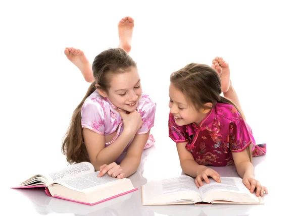 Schwester liest ein Buch. — Stockfoto