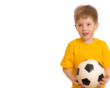 Küçük çocuk bir futbol topuyla oynuyor.