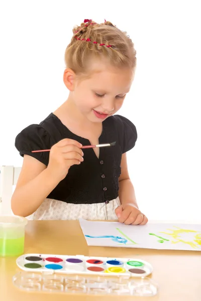 Ein kleines Mädchen malt mit Farbe und Pinsel. — Stockfoto