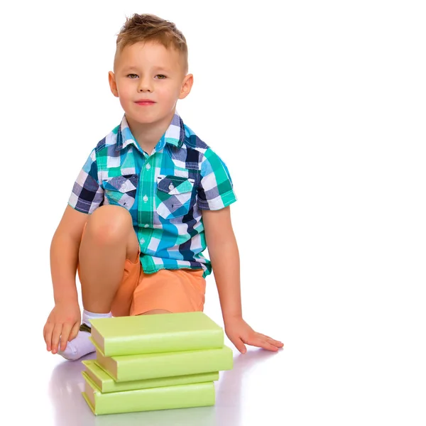 Un niño pequeño con libros . — Foto de Stock