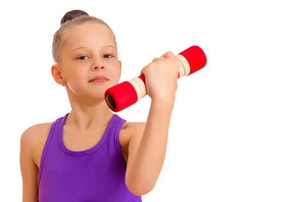 Kleines Mädchen macht Übungen mit Hanteln. — Stockfoto