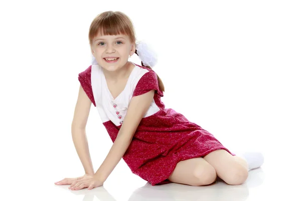 Маленькая девочка в красном платье. — стоковое фото