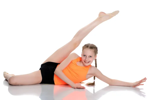 一个十几岁的女孩正在从事健身. — 图库照片