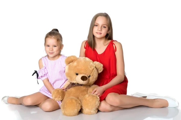 Meisjes met een teddybeer. — Stockfoto