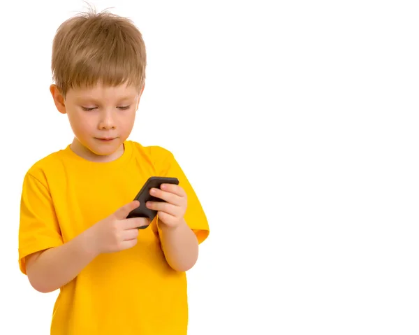 Egy kisfiú kommunikál-ra-a mozgatható telefon. — Stock Fotó