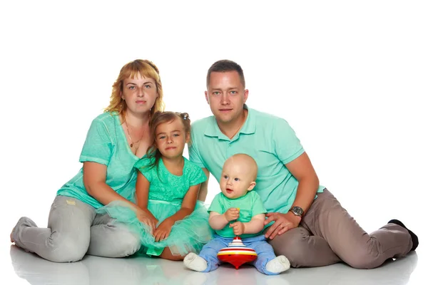 Glückliche Familie mit kleinen Kindern — Stockfoto