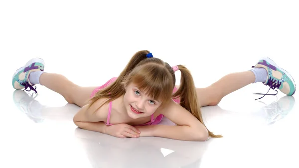 Kleines Mädchen liegt auf dem Boden — Stockfoto