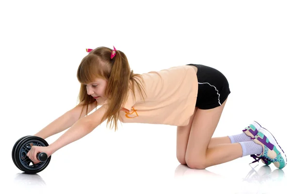 Маленькая девочка делает гимнастические упражнения. — стоковое фото