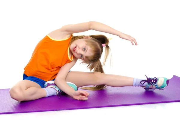 La gimnasta realiza un elemento acrobático en el suelo. —  Fotos de Stock