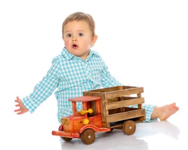 Küçük bir çocuk oyuncak bir arabayla oynuyor..