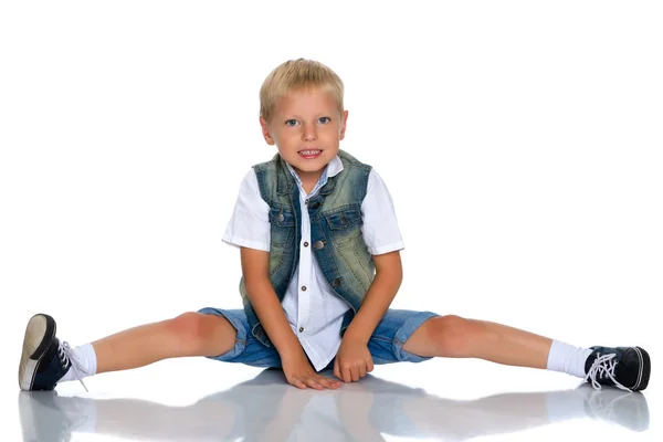 Маленький мальчик сидит на полу — стоковое фото