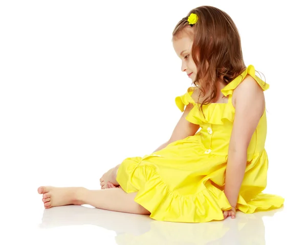 Little girl is sitting on the floor. — Stock Photo, Image