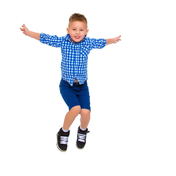 Liten pojke hoppar — Stockfoto