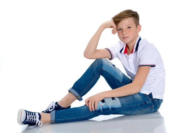 Módní boy teen sedí na podlaze. — Stock fotografie