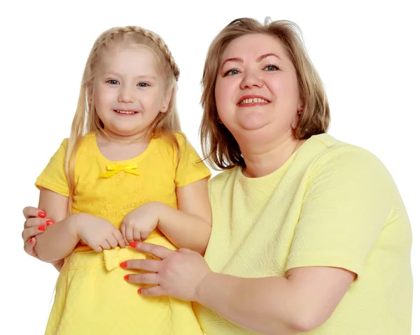 Maman et petite fille plus la taille du modèle, embra doucement — Photo