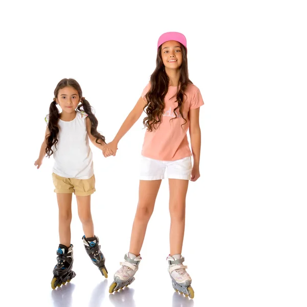 Dos asiático niñas son roller-skating — Foto de Stock