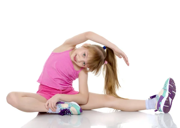 Gymnasten utför ett akrobatiskt element på golvet. — Stockfoto