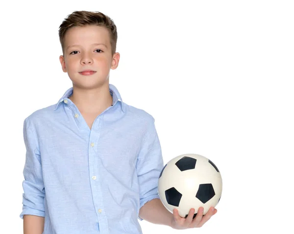 Ragazzo adolescente con un pallone da calcio . — Foto Stock