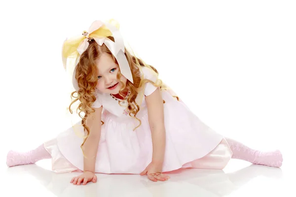 Little girl trying to do the splits. — Stock Photo, Image