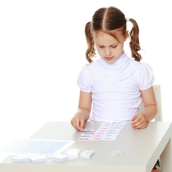 Uma menina está estudando coisas Montessori. — Fotografia de Stock