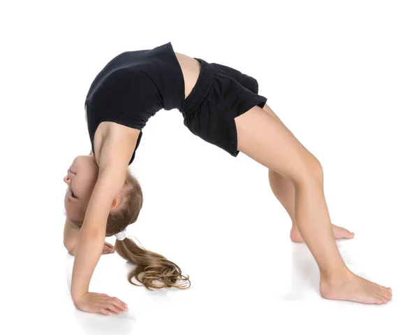 Гимнастка выполняет акробатический элемент на полу. — стоковое фото