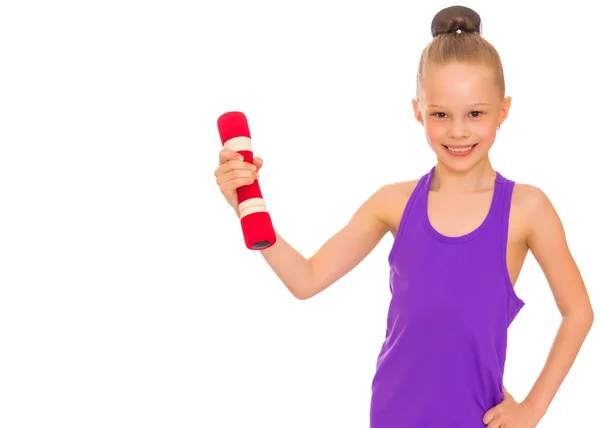 Klein meisje doet oefeningen met halters. — Stockfoto