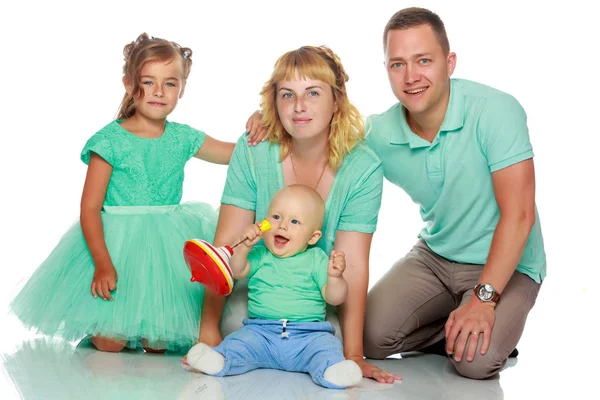 Glückliche Familie mit kleinen Kindern — Stockfoto