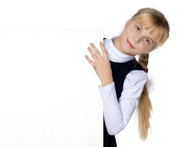 Niña está mostrando un dedo en una pancarta blanca . — Foto de Stock