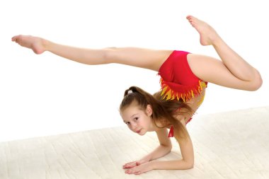 Bir jimnastikçi kollarının önünde egzersiz yapar..