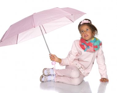 küçük kız şemsiye altında.