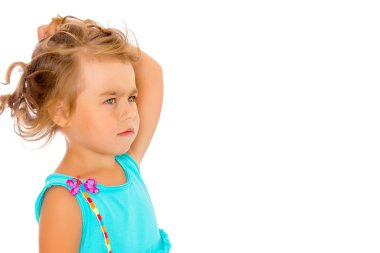 Küçük bir kız saçını düzeltiyor..