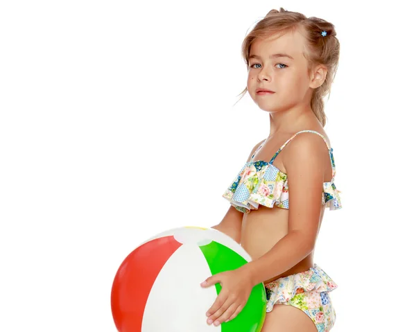 Niña en traje de baño con una pelota —  Fotos de Stock