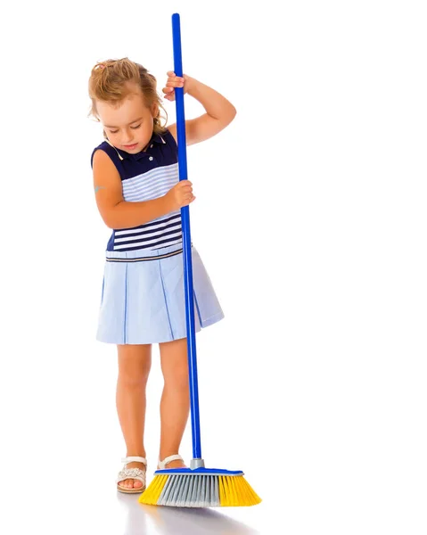 La bambina sta spazzando il pavimento . — Foto Stock