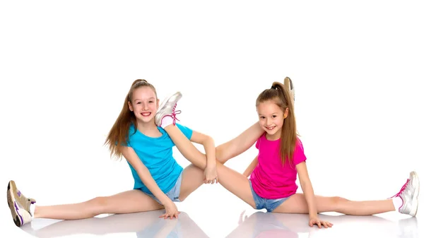 Girls gymnasts perform exercises on twine. — Stock Photo, Image