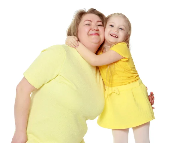 Mãe e filha mais o tamanho do modelo, gentilmente embra — Fotografia de Stock