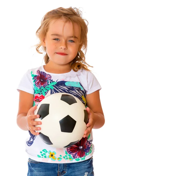 Liten flicka med en fotboll. — Stockfoto