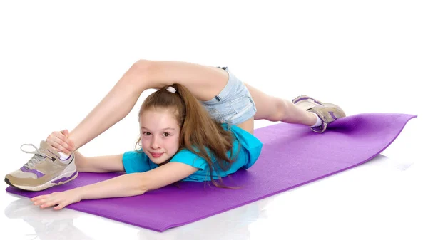 Flicka gymnast utföra garnträning. — Stockfoto