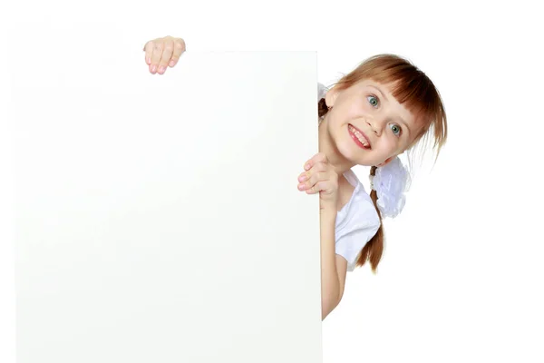 Dívka ukazuje reklama na bílém praporu. — Stock fotografie