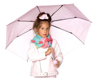 küçük kız şemsiye altında.