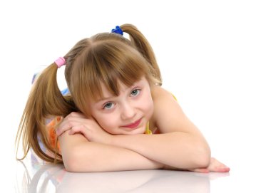 Küçük kız yerde yatıyor