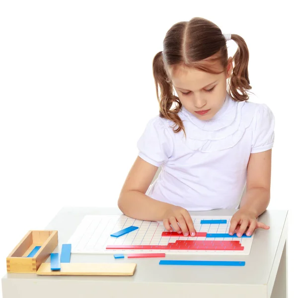 Malá holka studuje Montessori věci. — Stock fotografie