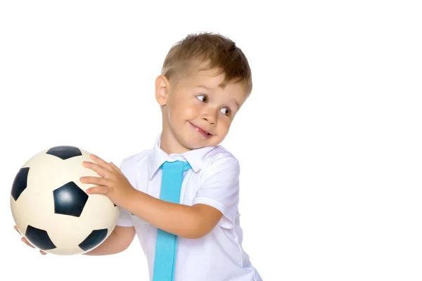 一个小男孩在玩球. — 图库照片