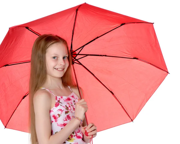 Kleines Mädchen unter einem Regenschirm. — Stockfoto